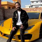 Anurag Dobhal Instagram - Babu Bhaiya style Me khelo only on Junglee Poker aur jeeto Bade rewards. Download Junglee Poker Now. @officialjungleepoker #JungleePoker #EveryonesGame #Poker #uk07 #OnlinePoker #Skills #Ad #Collab #PokerGame #PokerOnline #pokergameonline