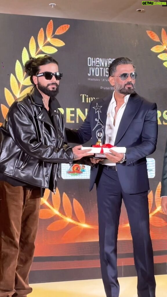 Anurag Dobhal Instagram - Gullyhood Se Bollywood Tak 🏆❤️ . . . #theuk07rider #award #bollywood #sunilshetty