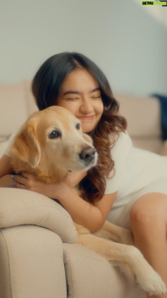 Anushka Sen Instagram - Guess who my Valentine is this year? 🐾 It’s none other than Love Beauty And Planet! 💕 With their Argan Oil & Lavender Magic Masque, my frizzy hair is tamed in just 2 minutes. And here’s the best part – even my furry Valentine approves! 🐾 Plus, because I adore you all, @lovebeautyandplanet_in is giving away their frizz-free haircare range to 3 lucky winners. To enter, simply share your paw-some Valentine’s Day story in the comments and make sure to follow @lovebeautyandplanet_in page. The best answers stand a chance to win! Good luck! 💜 #Ad #lovebeautyandplanet #haircare #arganmasque #frizzfreehair #ValentinesDayReady