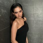 Anushka Sen Instagram - 🖤 Grunge night 🖤 . Hair @hairbyradhika Makeup @makeupbysalonij