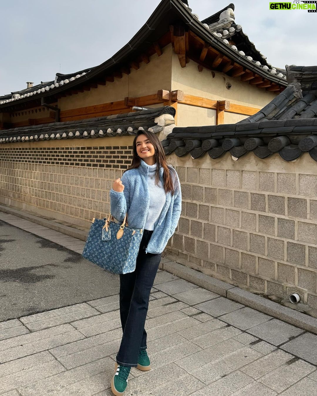 Anushka Sen Instagram - Bluezzz 🧿🥶🫂❄️ Bukchon Hanok Village