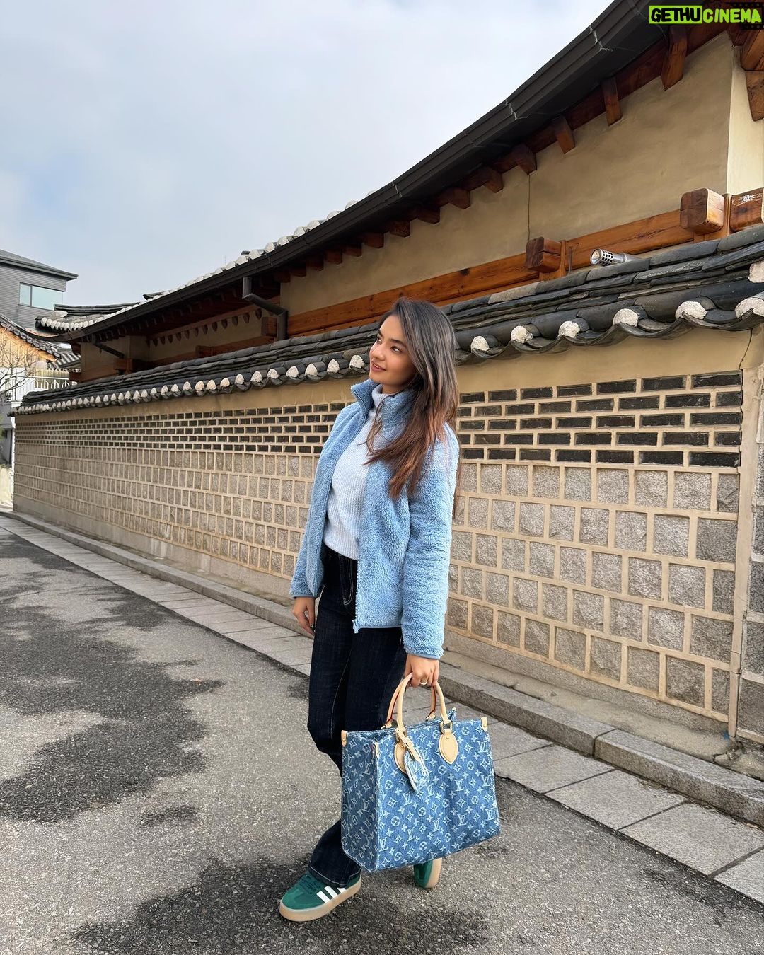 Anushka Sen Instagram - Bluezzz 🧿🥶🫂❄️ Bukchon Hanok Village