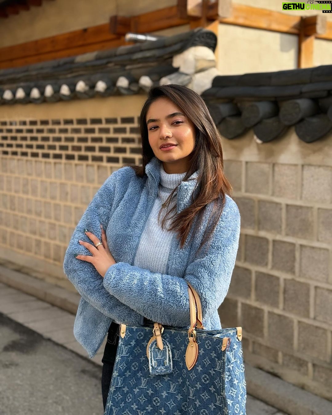 Anushka Sen Instagram - Bluezzz 🧿🥶🫂❄️ Bukchon Hanok Village