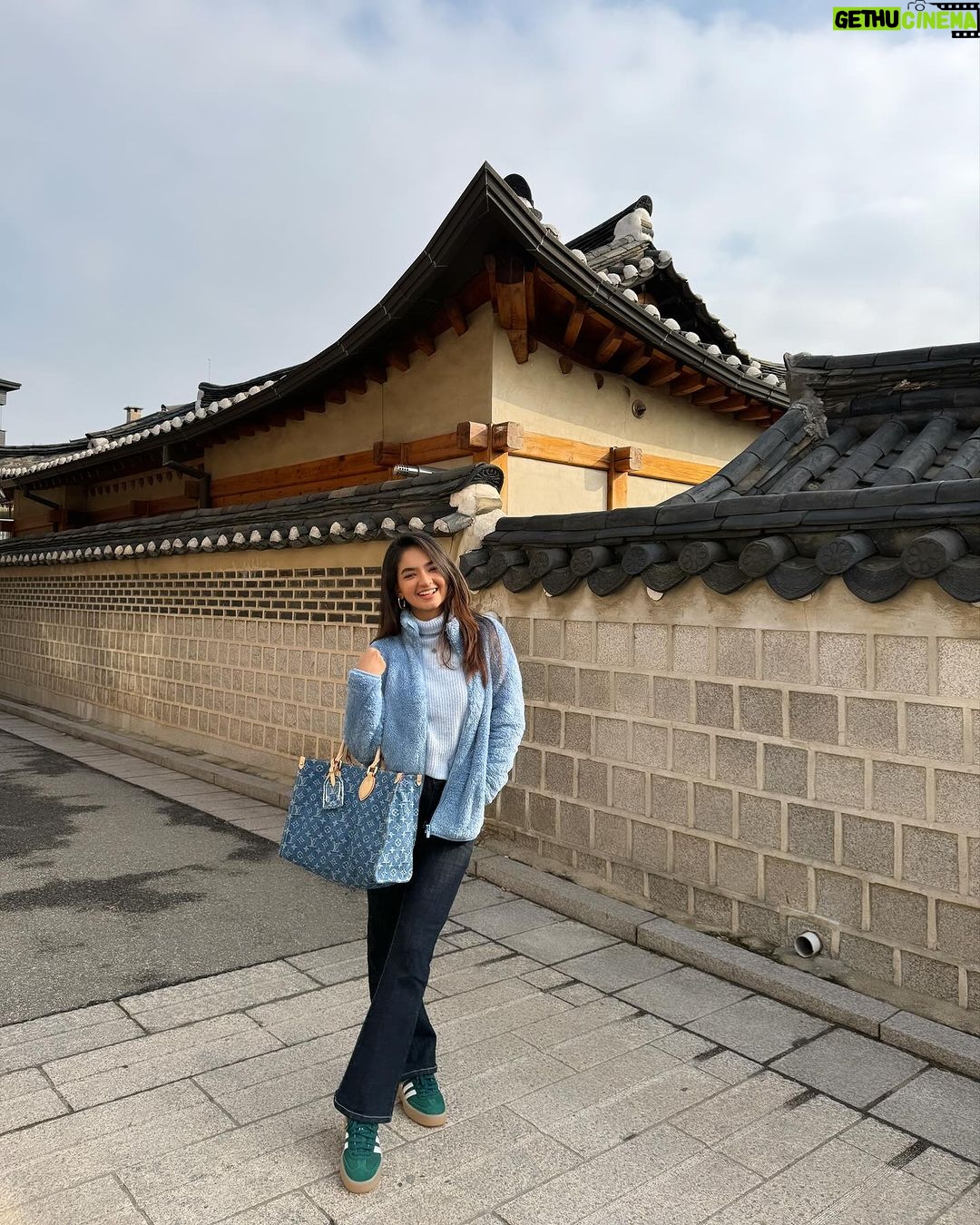 Anushka Sen Instagram - Bluezzz 🧿🥶🫂❄️ Bukchon Hanok Village