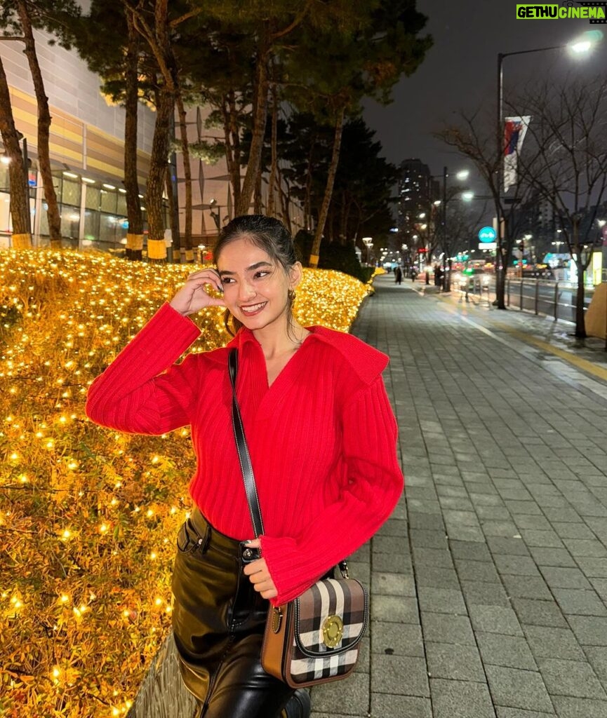 Anushka Sen Instagram - 01/01/24 🇰🇷🎀👨‍👩‍👧🫶 Seoul, Korea
