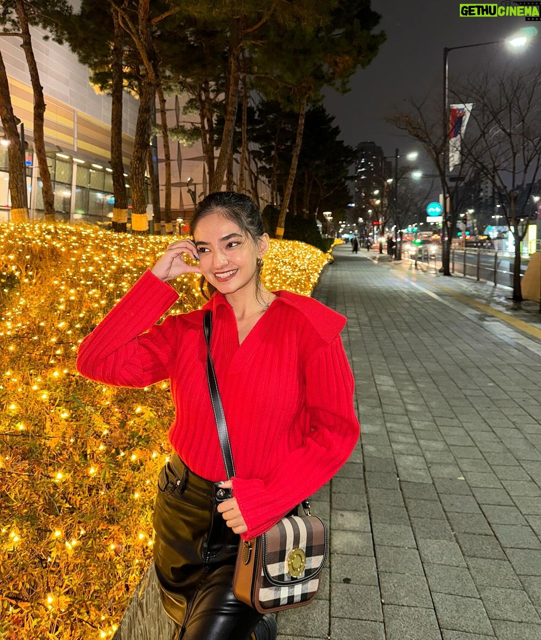 Anushka Sen Instagram - 01/01/24 🇰🇷🎀👨👩👧🫶 Seoul, Korea