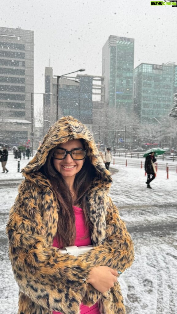 Anushka Sen Instagram - Snowy days in Seoul ⛄️ ❄️🇰🇷🥶 #reels #snow #reelsinstagram #seninseoul Seoul, Korea