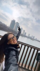 Anushka Sen Instagram - Mumbai ⏭️ Seoul 😬✈️🧿 #reels #transitionreels #korea #seninseoul Seoul, Korea