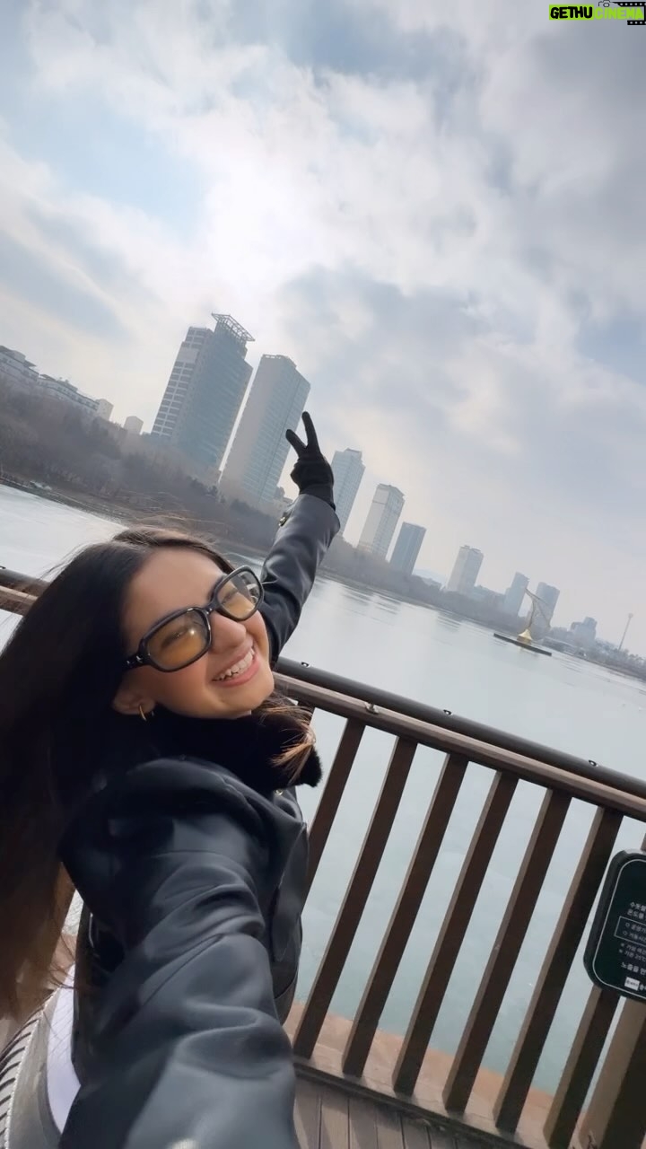 Anushka Sen Instagram - Mumbai ⏭️ Seoul 😬✈️🧿 #reels #transitionreels #korea #seninseoul Seoul, Korea
