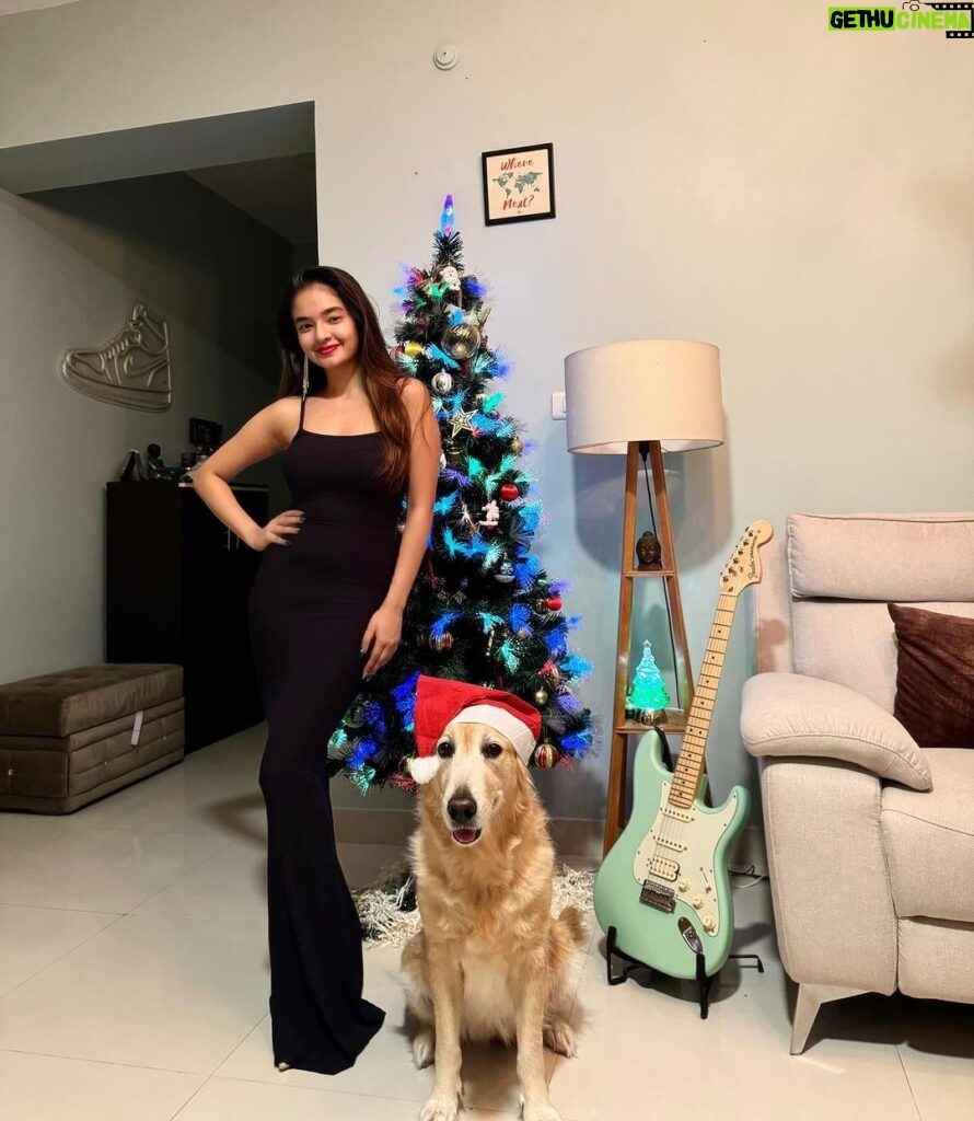 Anushka Sen Instagram - A Merry Christmas from Cindra and Me 🎅🤍🎀🧸🪄🎄