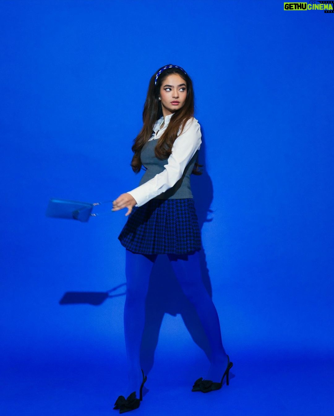 Anushka Sen Instagram - Throwback to the 60’s , we also have a special guest in this series 🤭🤍🥳🫶 Hair @hairbyradhika Makeup @sachinmakeupartist1 Styling @stylingbyvictor @sohail__mughal___ Assisted by @styleby_antara @janvijain123 Photography @miteshsphotography