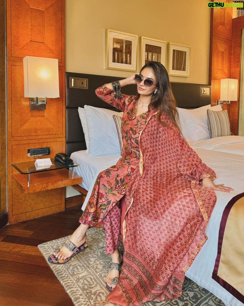 Anushka Sen Instagram - Delhi 🤍✈️✨ . Wearing @jaipuriadaah Delhi, India