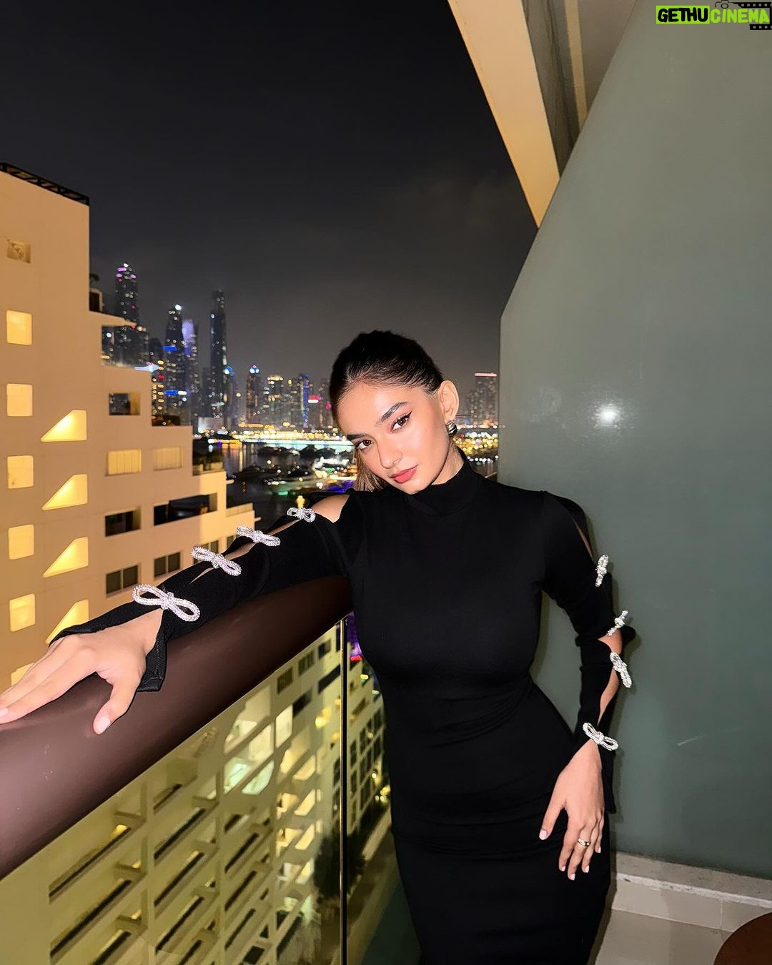 Anushka Sen Instagram - Night in Dubai 🎩 . Wearing @fashionnova Dubai, United Arab Emirates