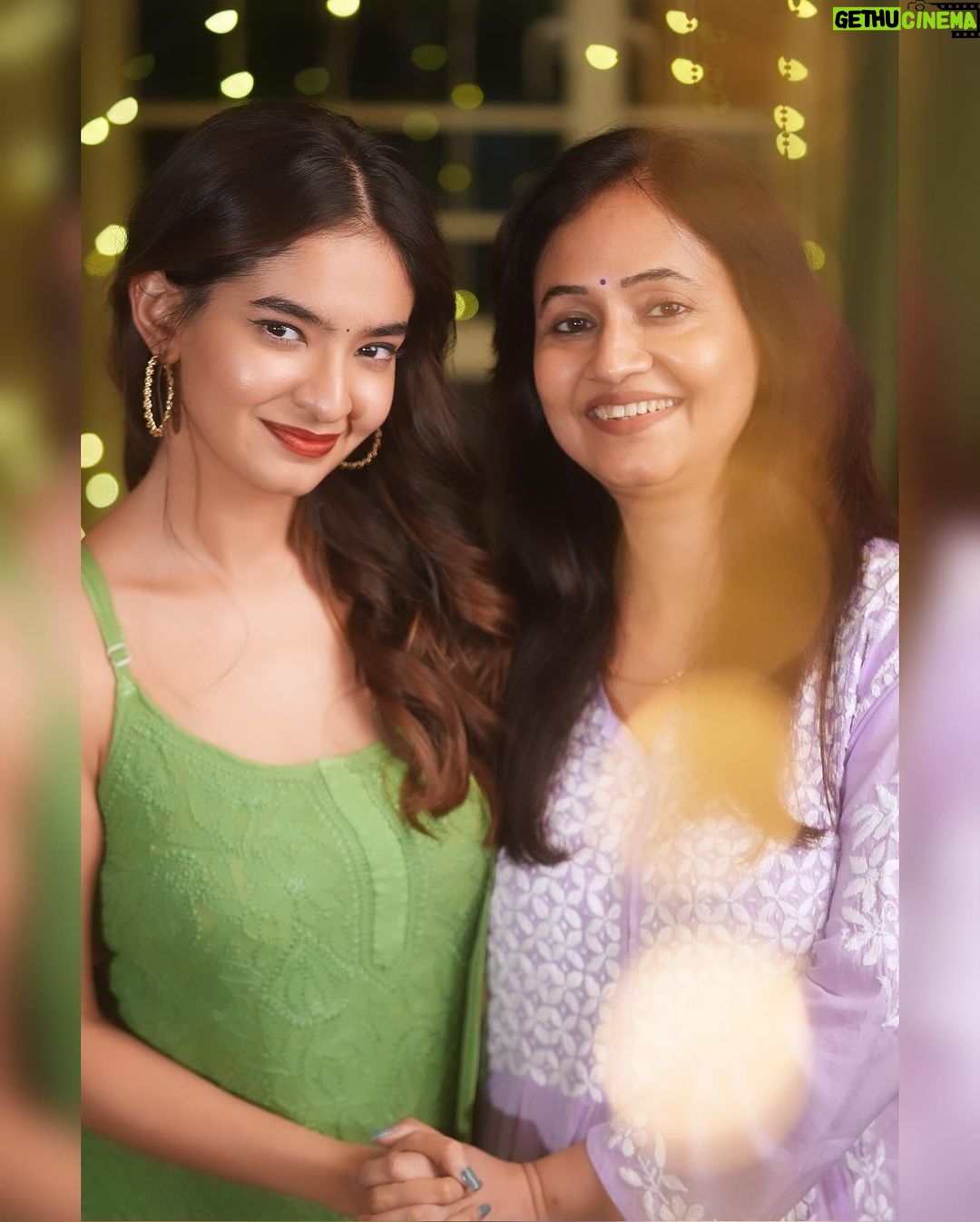 Anushka Sen Instagram - with mumma / twin 😬💕😘