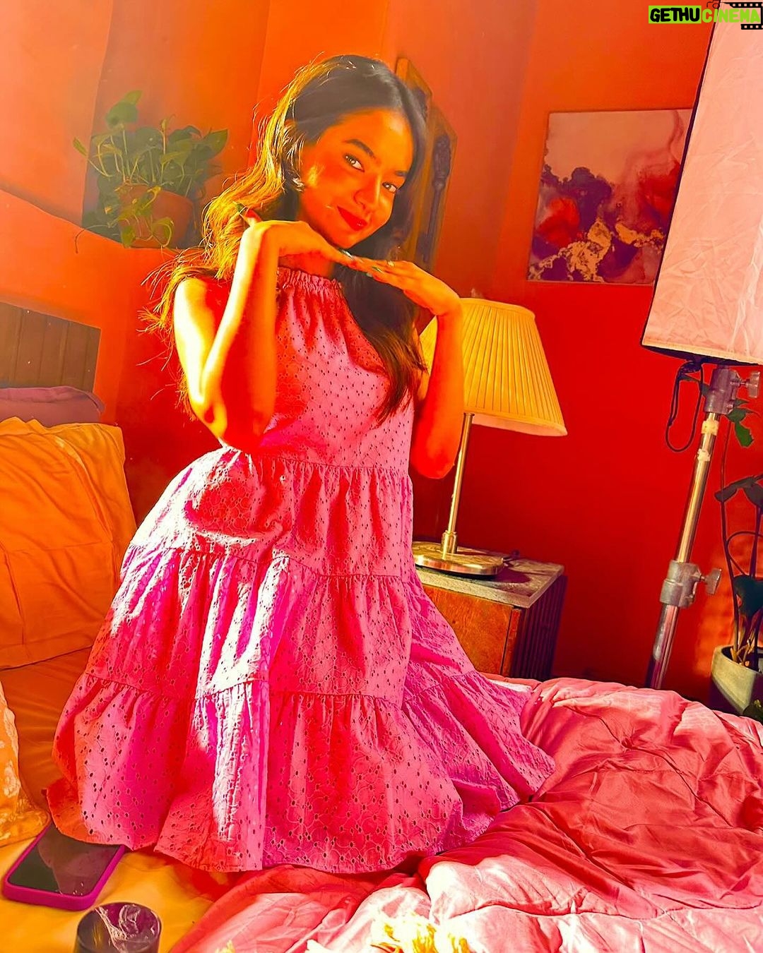 Anushka Sen Instagram - Summer is here 🧚♀️ . 📸 @vihaansamat ( very artsy) 💜🕺