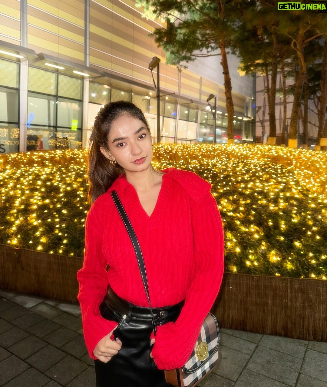 Anushka Sen Instagram - 01/01/24 🇰🇷🎀👨👩👧🫶 Seoul, Korea