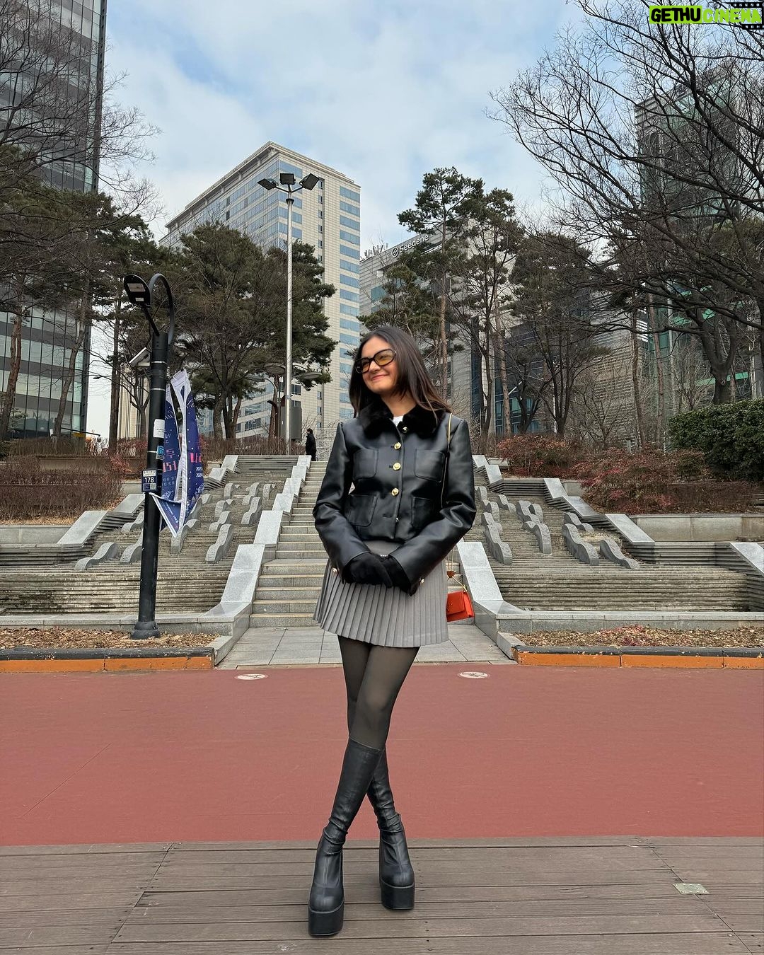 Anushka Sen Instagram - Last day of 2023. Grateful for this year! Excited for 2024! 💜🫂🧿✈️😇👨👩👧 Seoul, Korea