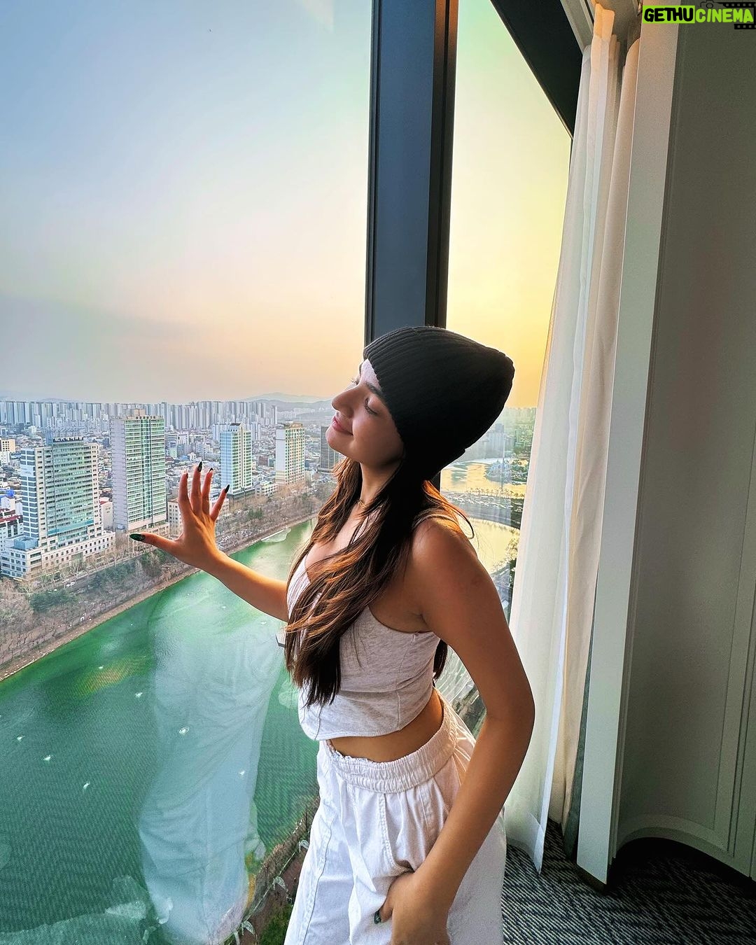 Anushka Sen Instagram - Annyeonghaseyo Seoul 🇰🇷 my second home for new years 🥳💜 Seoul, Korea