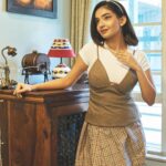 Anushka Sen Instagram - 60’s looks are so fun 🎀 . 📸 @miteshsphotography Hair @hairbyradhika Makeup @sachinmakeupartist1 Styling @stylingbyvictor @sohail__mughal___ Assisted by @styleby_antara @janvijain123