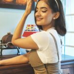 Anushka Sen Instagram - 60’s looks are so fun 🎀 . 📸 @miteshsphotography Hair @hairbyradhika Makeup @sachinmakeupartist1 Styling @stylingbyvictor @sohail__mughal___ Assisted by @styleby_antara @janvijain123