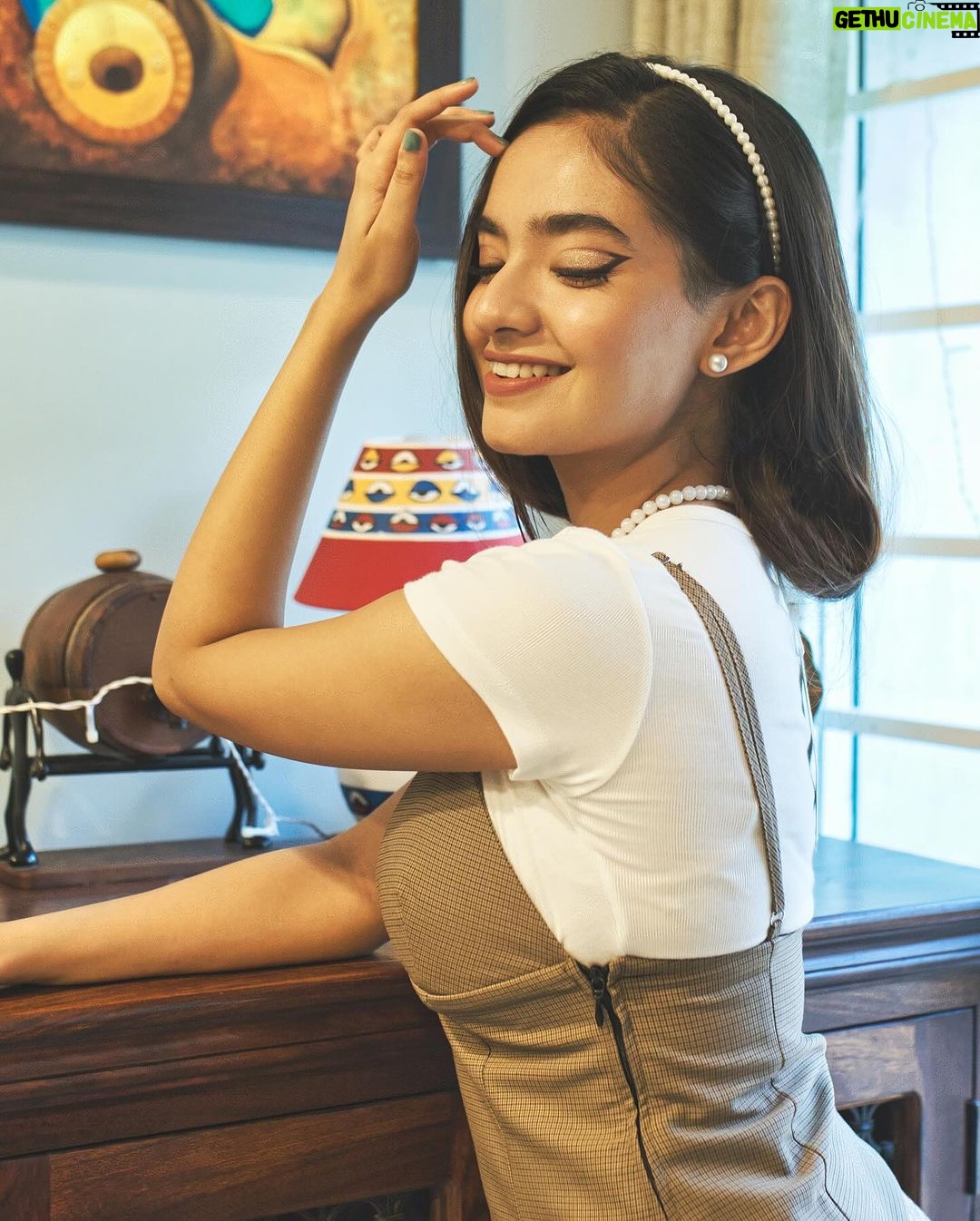 Anushka Sen Instagram - 60’s looks are so fun 🎀 . 📸 @miteshsphotography Hair @hairbyradhika Makeup @sachinmakeupartist1 Styling @stylingbyvictor @sohail__mughal___ Assisted by @styleby_antara @janvijain123