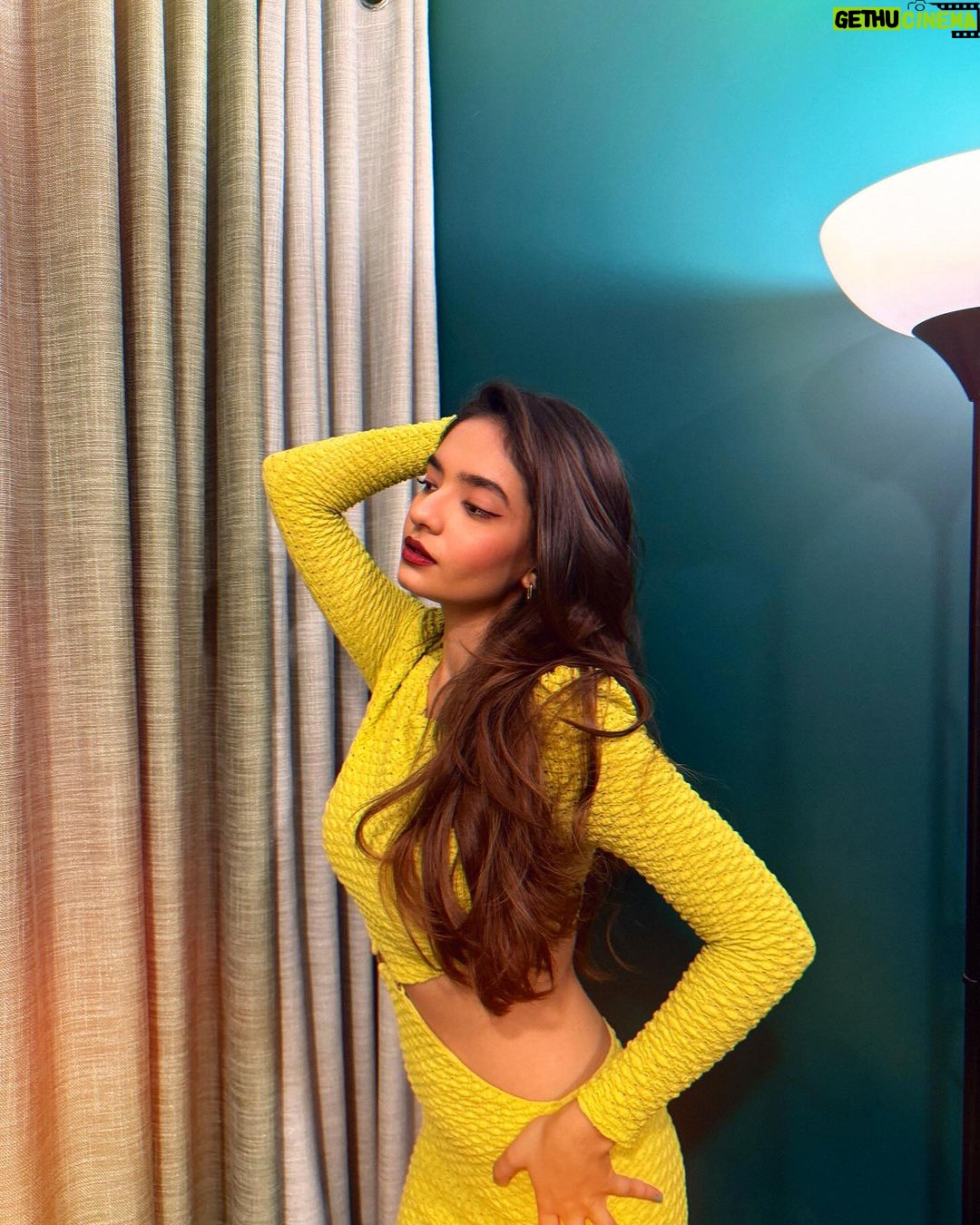 Anushka Sen Instagram - feel your heartbeat’ing with mine 🎀