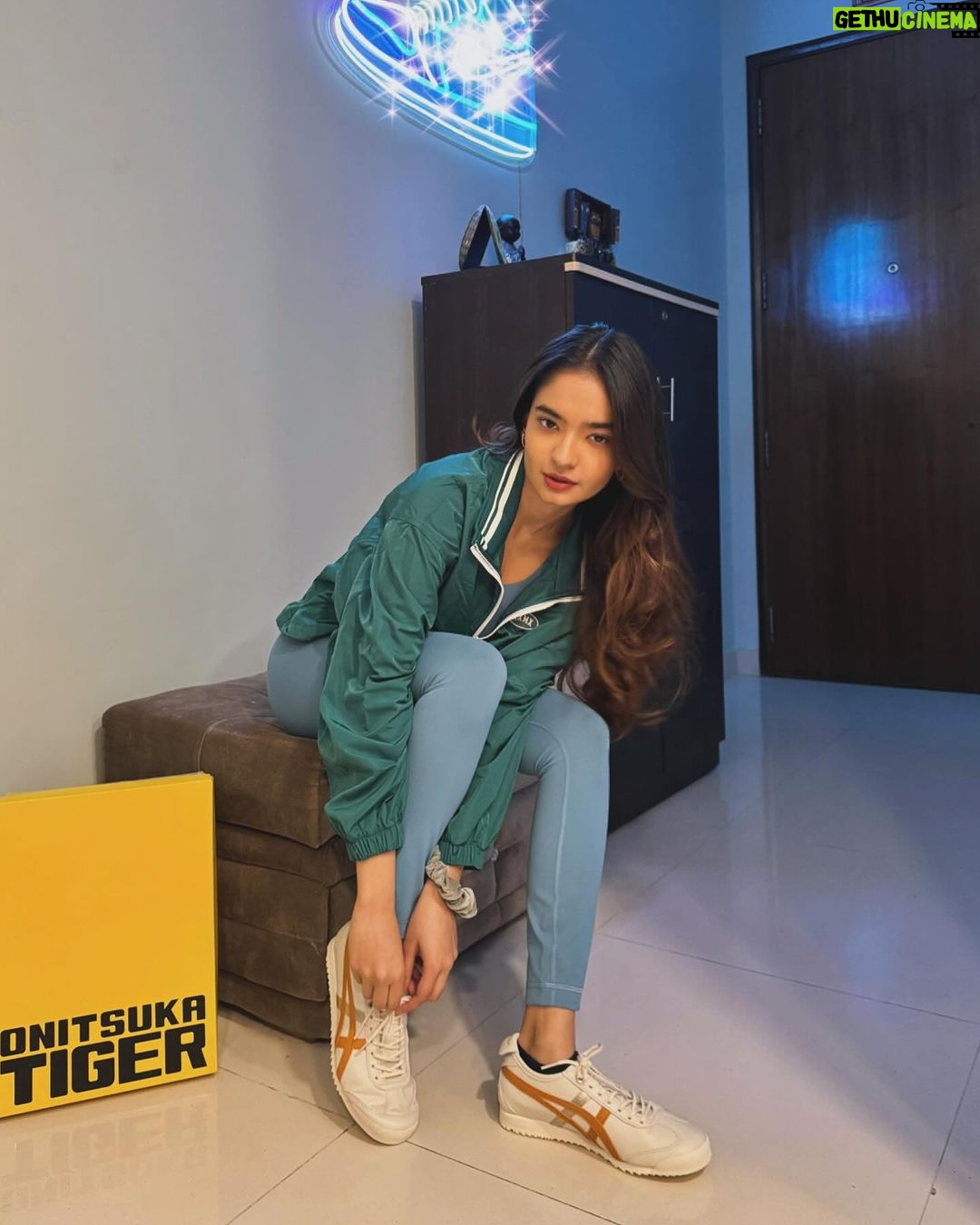 Anushka Sen Instagram - Shoecam 😉 #onitsukatiger #onitsukatigerindia @onitsukatigerindia