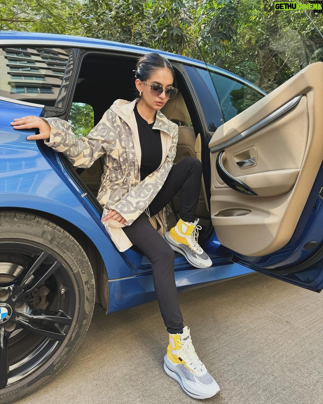 Anushka Sen Instagram - Shoecam 😉 #onitsukatiger #onitsukatigerindia @onitsukatigerindia
