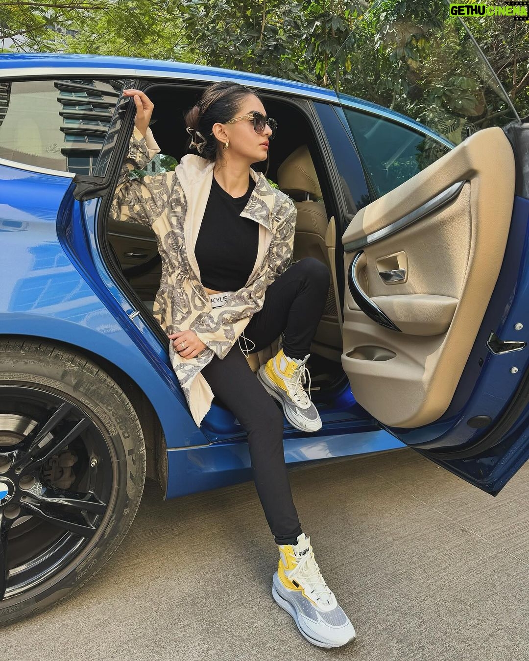 Anushka Sen Instagram - Shoecam 😉 #onitsukatiger #onitsukatigerindia @onitsukatigerindia