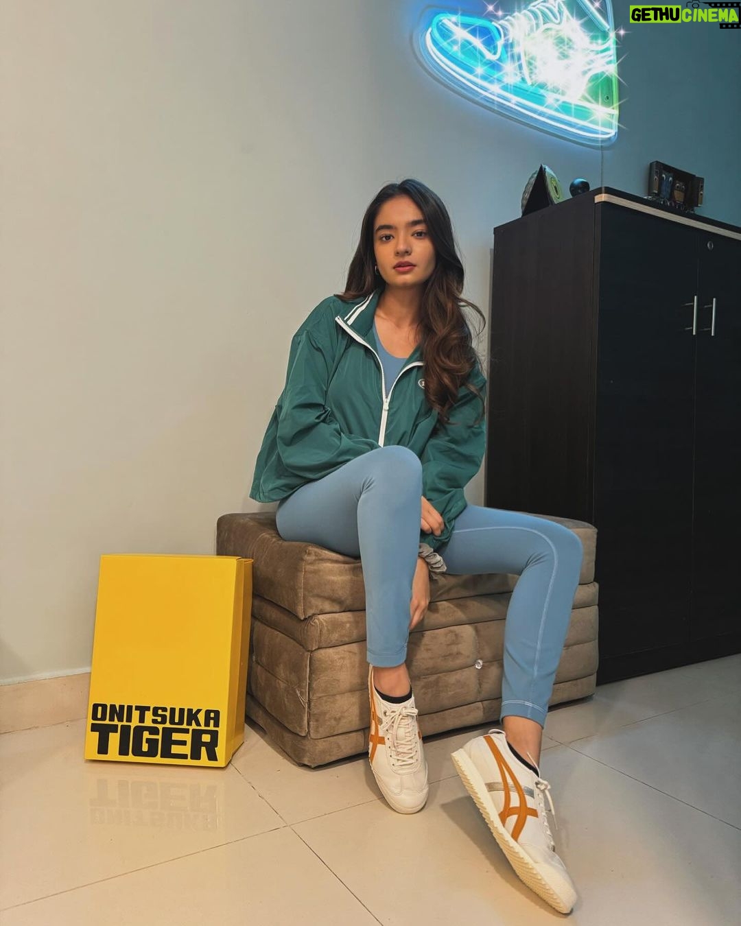 Anushka Sen Instagram - Shoecam 😉 #onitsukatiger #onitsukatigerindia @onitsukatigerindia