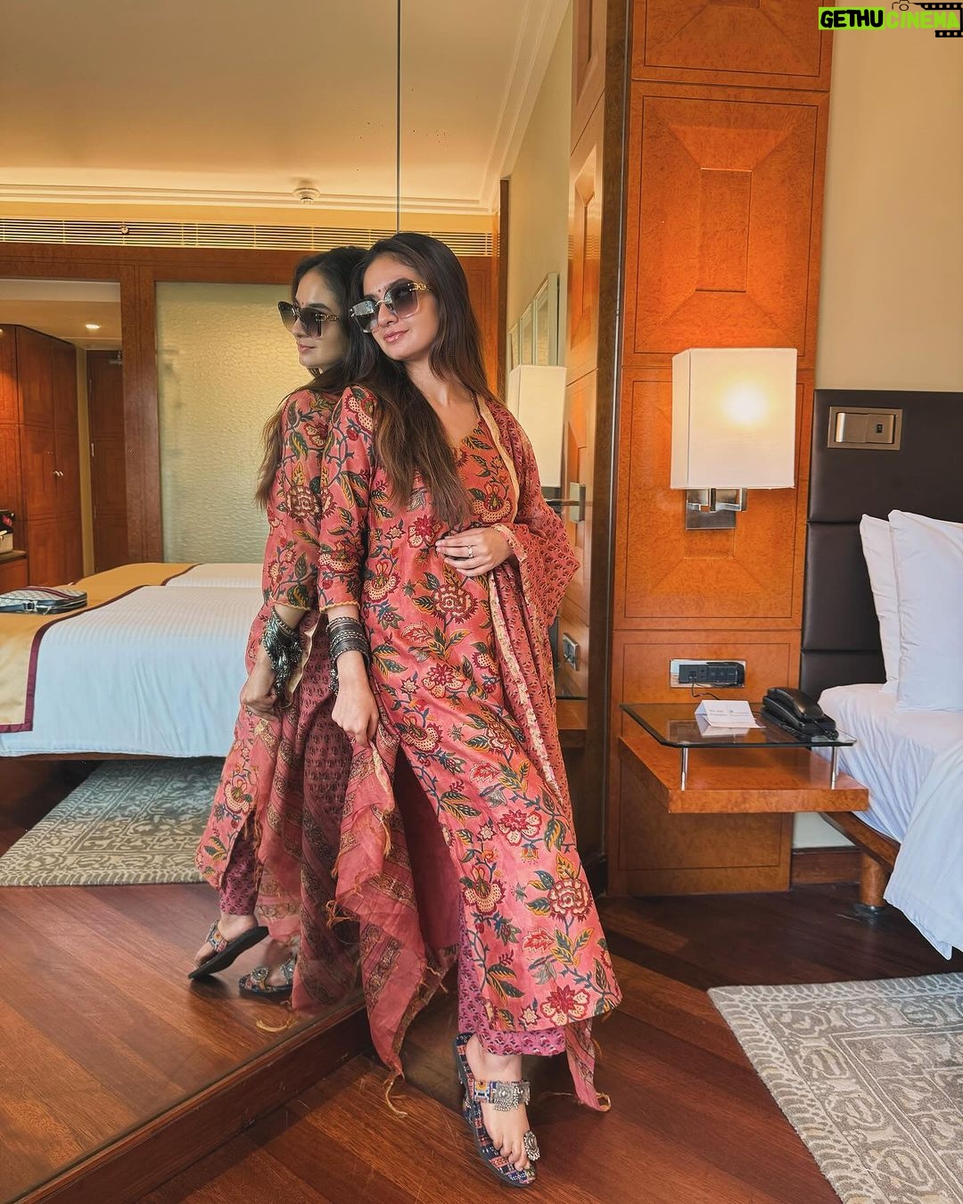 Anushka Sen Instagram - Delhi 🤍✈️✨ . Wearing @jaipuriadaah Delhi, India