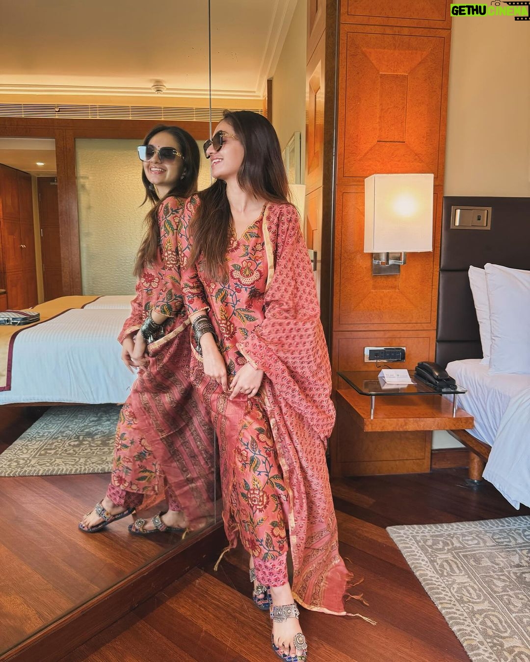 Anushka Sen Instagram - Delhi 🤍✈️✨ . Wearing @jaipuriadaah Delhi, India