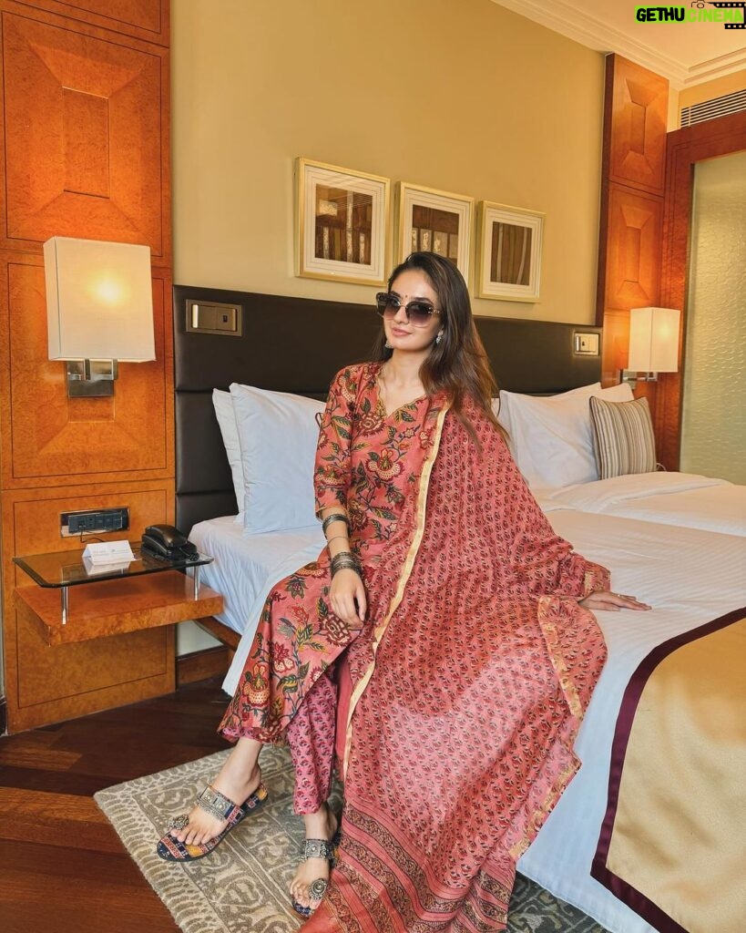 Anushka Sen Instagram - Delhi 🤍✈️✨ . Wearing @jaipuriadaah Delhi, India