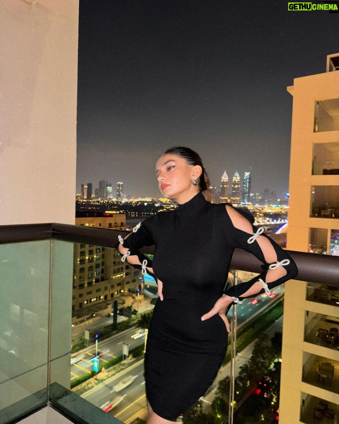Anushka Sen Instagram - Night in Dubai 🎩 . Wearing @fashionnova Dubai, United Arab Emirates
