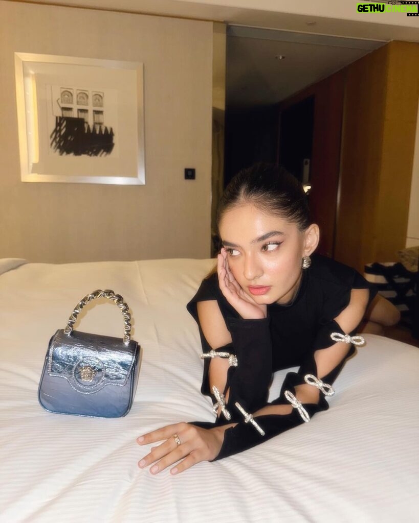 Anushka Sen Instagram - Night in Dubai 🎩 . Wearing @fashionnova Dubai, United Arab Emirates