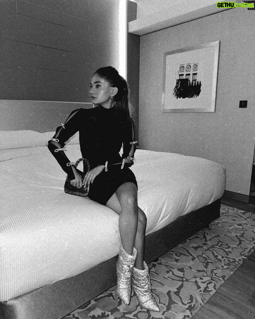 Anushka Sen Instagram - Night in Dubai 🎩 . Wearing @fashionnova Dubai, United Arab Emirates