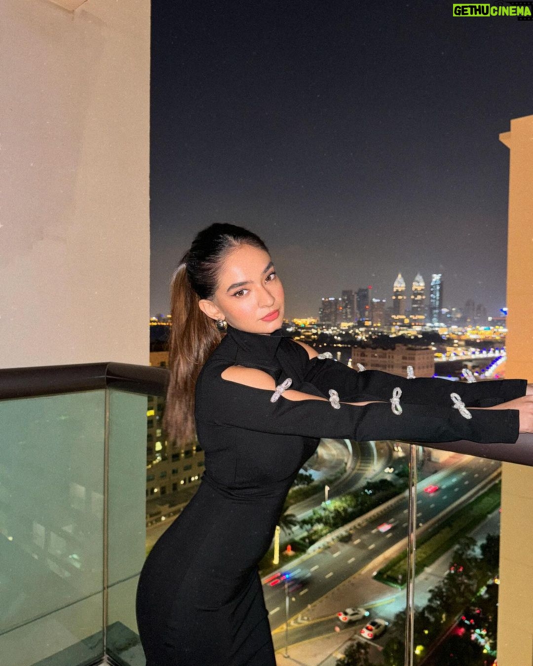 Anushka Sen Instagram - Night in Dubai 🎩 . Wearing @fashionnova Dubai, United Arab Emirates