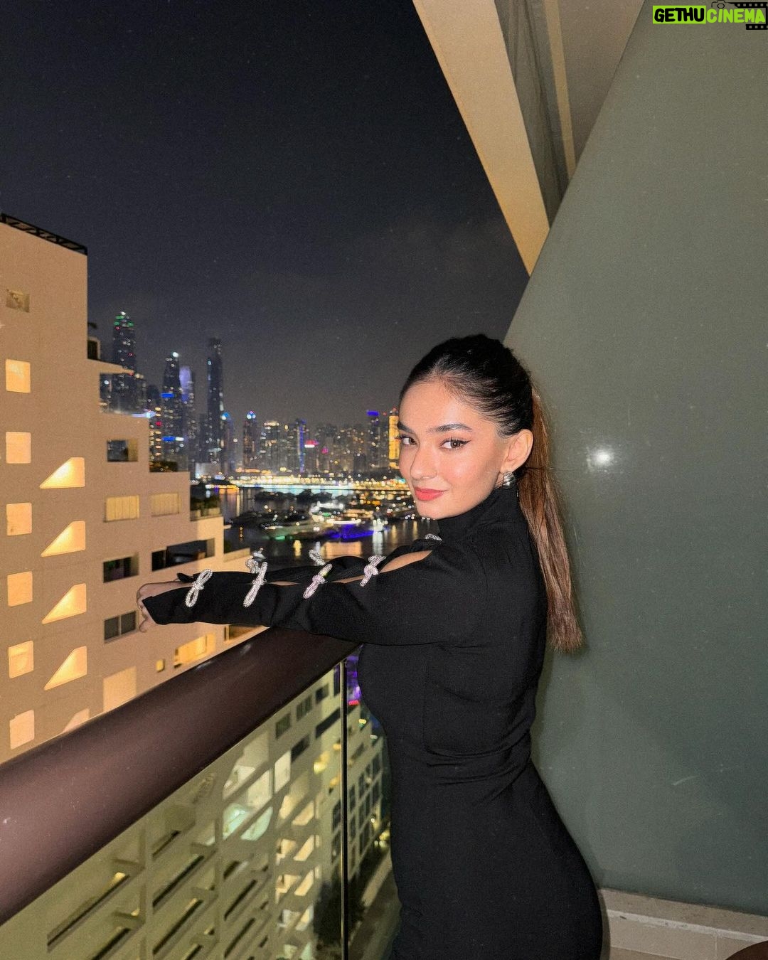 Anushka Sen Instagram - Night in Dubai 🎩 . Wearing @fashionnova Dubai, United Arab Emirates