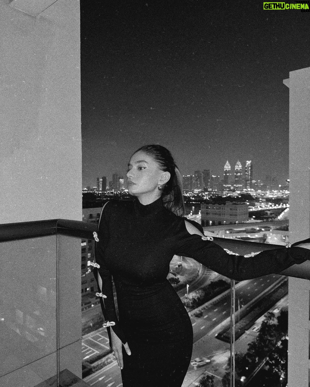 Anushka Sen Instagram - Night in Dubai 🎩 . Wearing @fashionnova Dubai, United Arab Emirates