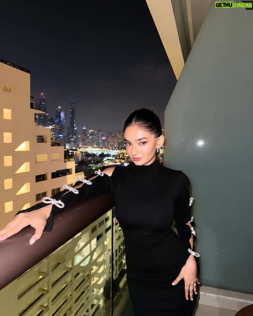 Anushka Sen Instagram - Night in Dubai 🎩 . Wearing @fashionnova Dubai, United Arab Emirates
