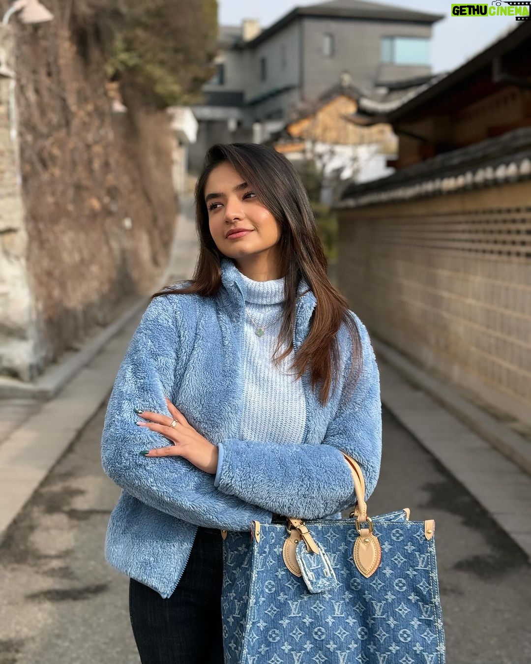 Anushka Sen Instagram - Bluezzz 🧿🥶🫂❄️ Bukchon Hanok Village