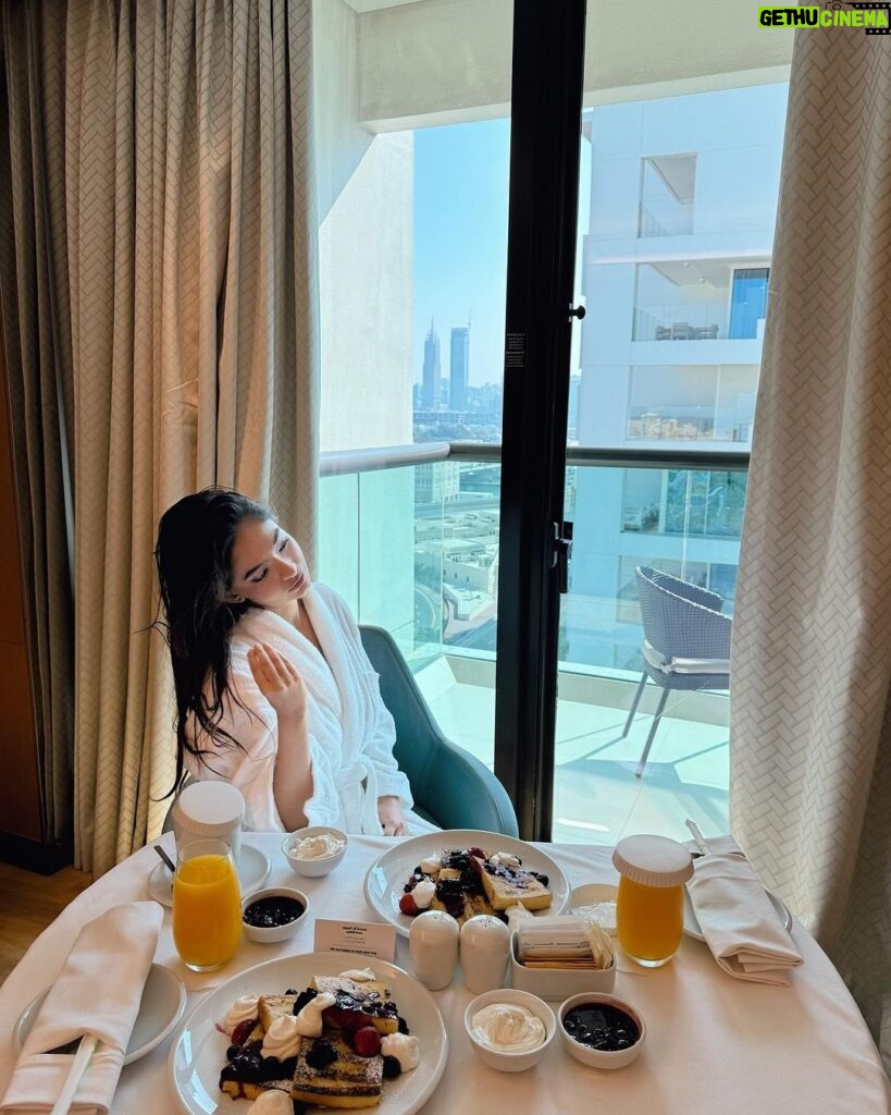 Anushka Sen Instagram - Dubai dayz 🦦