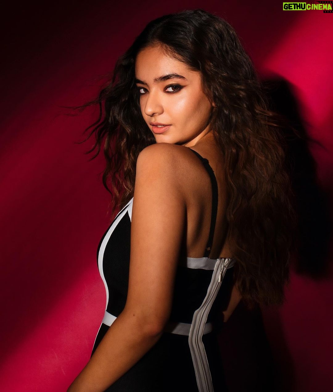 Anushka Sen Instagram - Mood đ¤đĒŠâ¤ī¸âđĨ . For @filmfare OTT Awards Wearing @fashionnova Hair @hairbyradhika Makeup @makeupbysalonij đ¸ @miteshsphotography