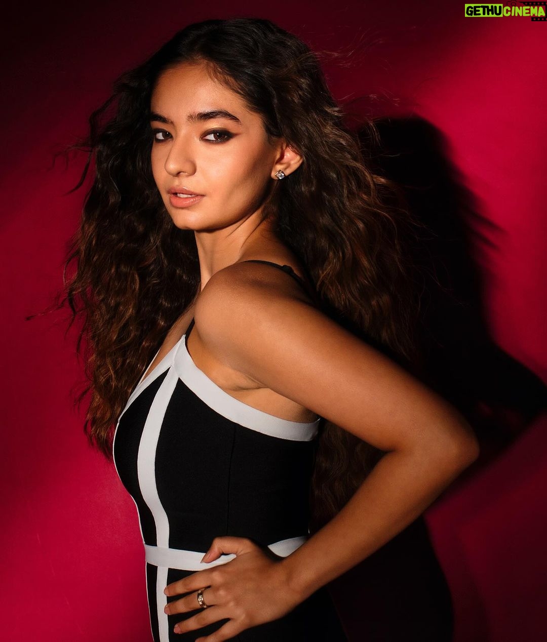 Anushka Sen Instagram - Mood đ¤đĒŠâ¤ī¸âđĨ . For @filmfare OTT Awards Wearing @fashionnova Hair @hairbyradhika Makeup @makeupbysalonij đ¸ @miteshsphotography