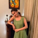 Anushka Sen Instagram – Lights and joy everywhere ✨
.
Wearing: @lucknow_i_chikan