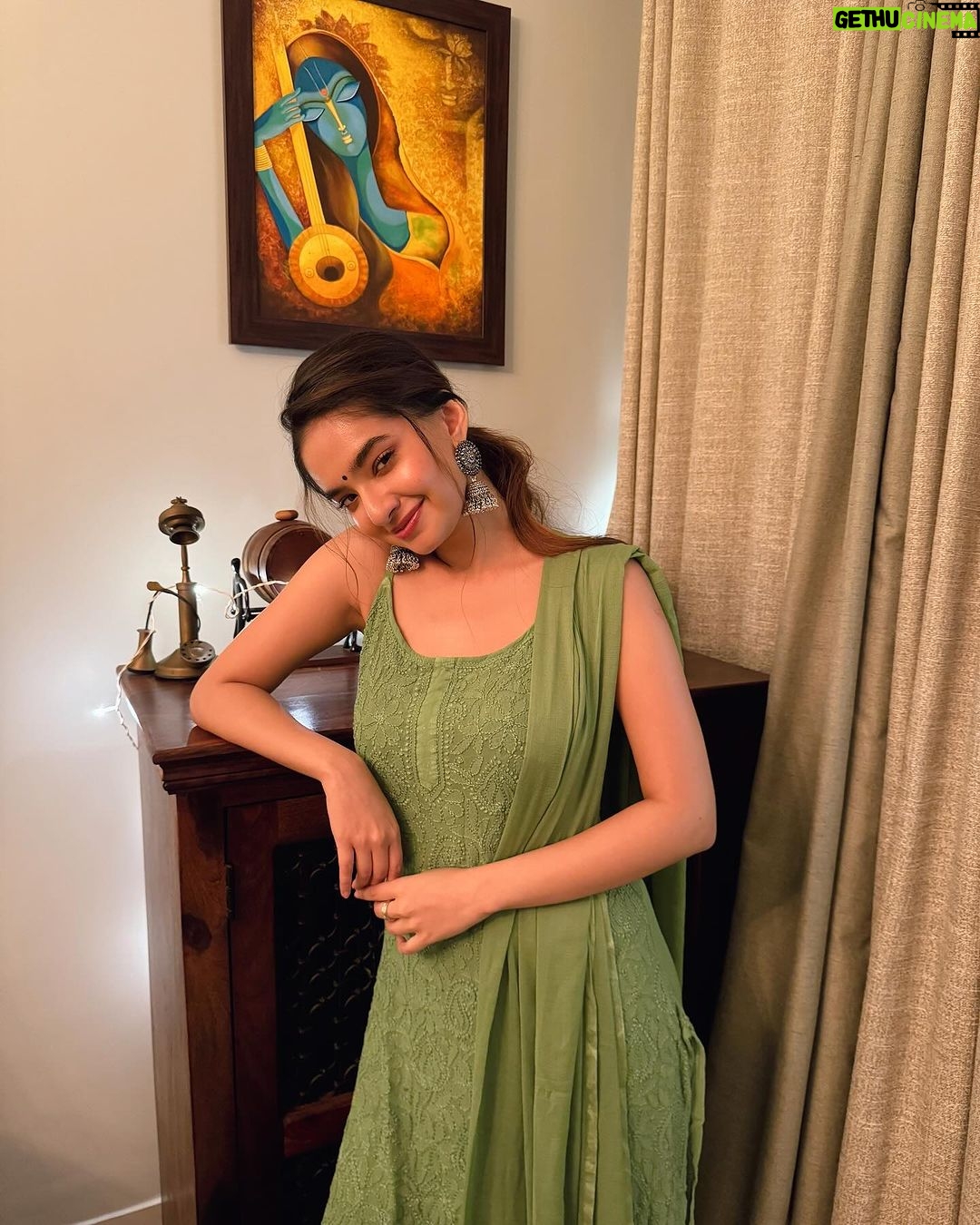 Anushka Sen Instagram - Lights and joy everywhere ✨ . Wearing: @lucknow_i_chikan