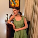 Anushka Sen Instagram – Lights and joy everywhere ✨
.
Wearing: @lucknow_i_chikan