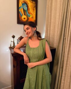 Anushka Sen Instagram - Lights and joy everywhere ✨ . Wearing: @lucknow_i_chikan