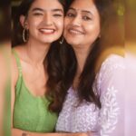 Anushka Sen Instagram – with mumma / twin 😬💕😘