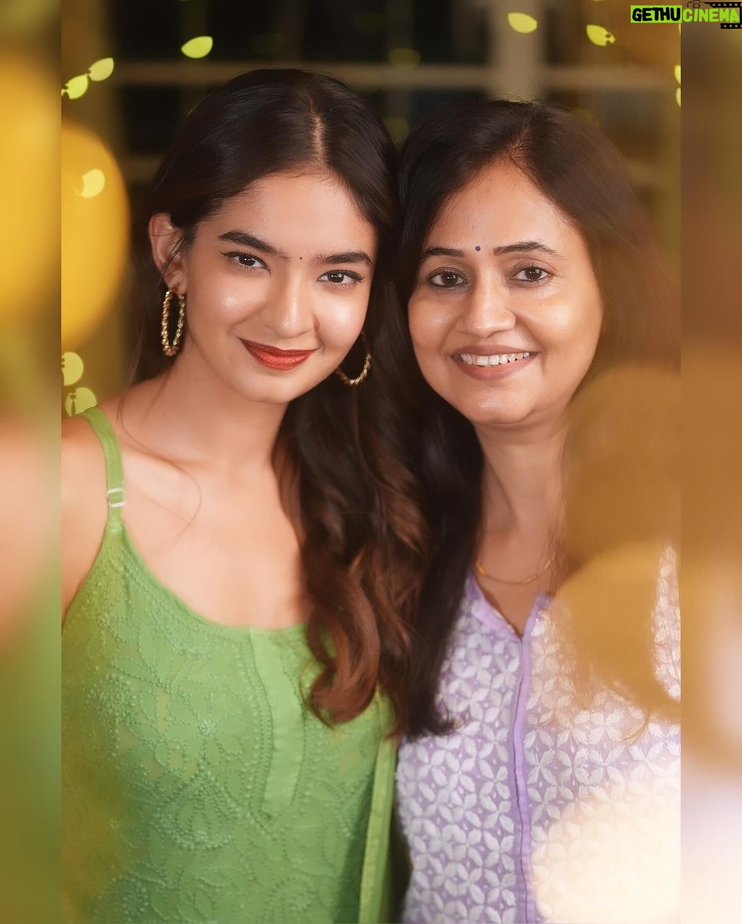 Anushka Sen Instagram - with mumma / twin 😬💕😘